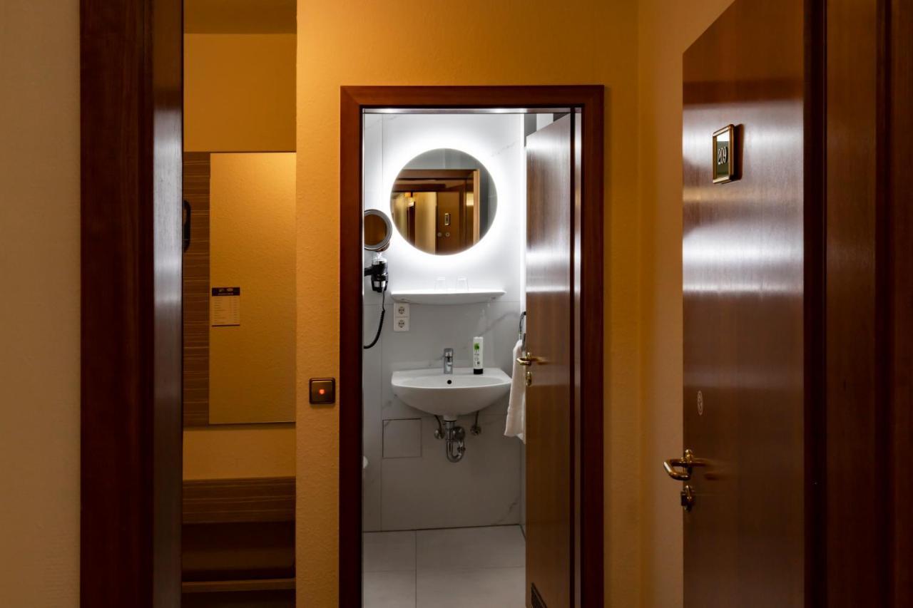 Hotel Baer Sinsheim Bagian luar foto