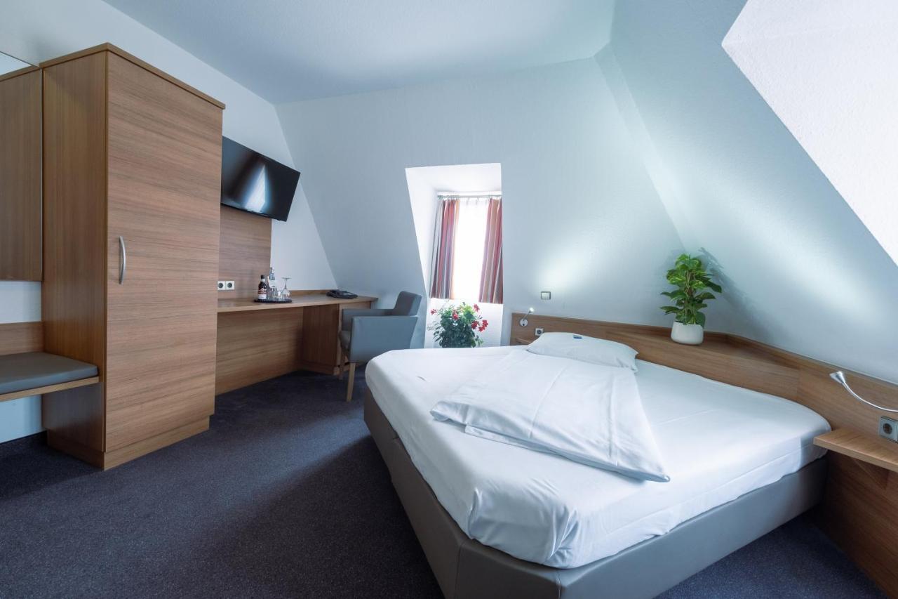 Hotel Baer Sinsheim Bagian luar foto